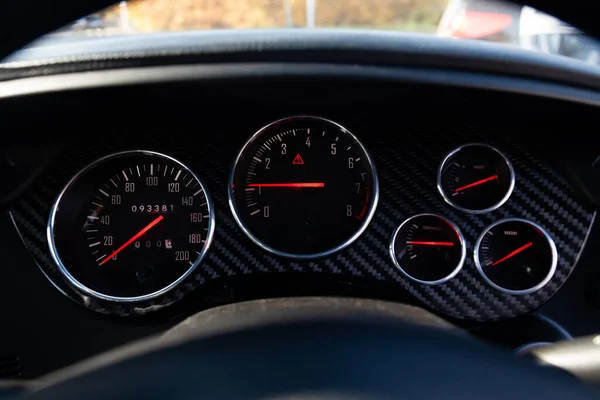 Kırmızı okları ve karbonhidratı olan arabanın gösterge paneli. — Stok fotoğraf
