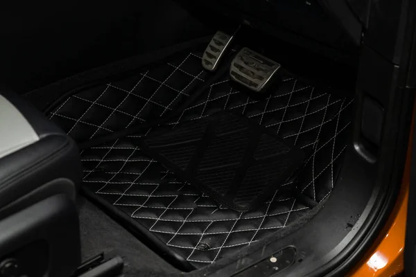 Saubere schwarze Autofussmatten aus Leder mit Diamantnähten und — Stockfoto