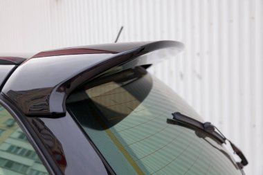 Plastik bir spoiler ile siyah bir arabanın bagaj kapağının görüntüsü