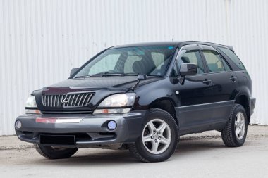 Siyah Toyota Harrier veya Lexus Rx300 1997 GR ile ön görünüm
