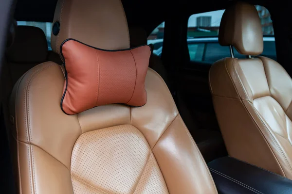 Die Sitze im Auto sind aus braunem Leder mit Kissen für — Stockfoto