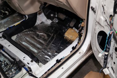 Gürültü izolati üç katmanlı bir SUV vücutta araba tuning