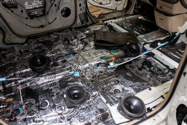 Gürültü izolati üç katmanlı bir SUV vücutta araba tuning