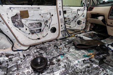 Gürültü izolati üç katmanlı bir SUV vücutta araba tuning