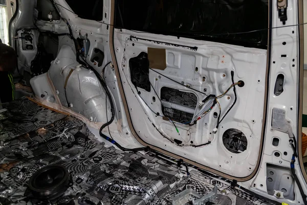 Tuning el coche en un cuerpo de SUV con tres capas de aislantes de ruido —  Fotos de Stock