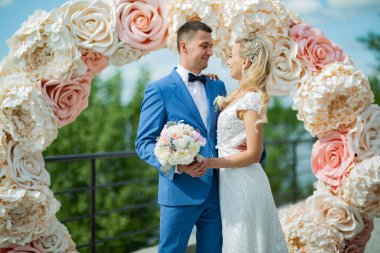 Genç, güzel bir çift yeni evli gelin ve damat.