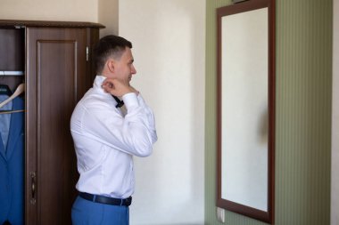 Genç bir koca, düğün törenine lüks içinde gidiyor.