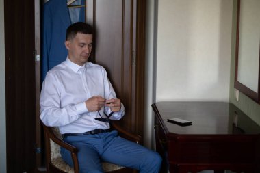 Genç bir koca, düğün törenine lüks içinde gidiyor.