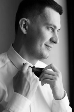 Genç bir koca, düğün törenine lüks içinde gidiyor.