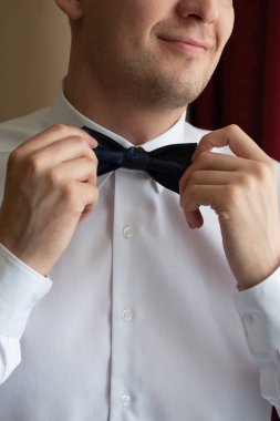 Genç bir koca, düğün törenine lüks içinde gidiyor.