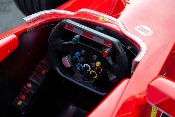 Kokpit a volant pohled na červené Ferrari závodní sportovní auto — Stock fotografie