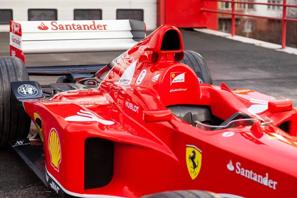 Red Ferrari carros esportivos de corrida para a Fórmula 1 na rua perto — Fotografia de Stock
