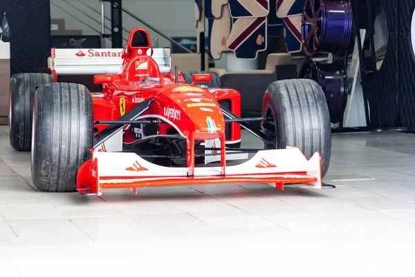 Red Ferrari carros esportivos de corrida para a Fórmula 1 na garagem b — Fotografia de Stock