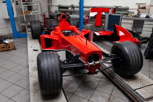 ピットでの赤いスポーツカーの修理と復元のプロセス — ストック写真