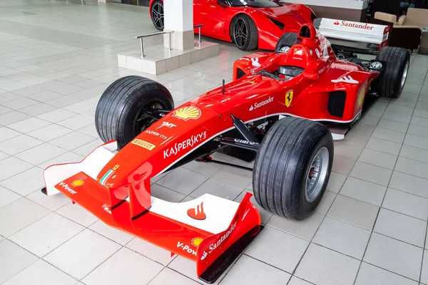 ガレージBでのフォーミュラ1のための赤いフェラーリのレーススポーツカー — ストック写真