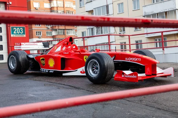 近くの路上でのフォーミュラ1のための赤いフェラーリのレーススポーツカー — ストック写真