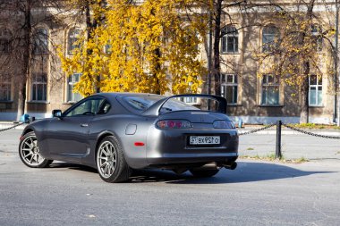 Novosibirsk, Rusya - 10.09.2019: Gri renkli bir Toyota Supra coupe 'nin arkasında çok nadir bulunan bir Japon spor otomobili..