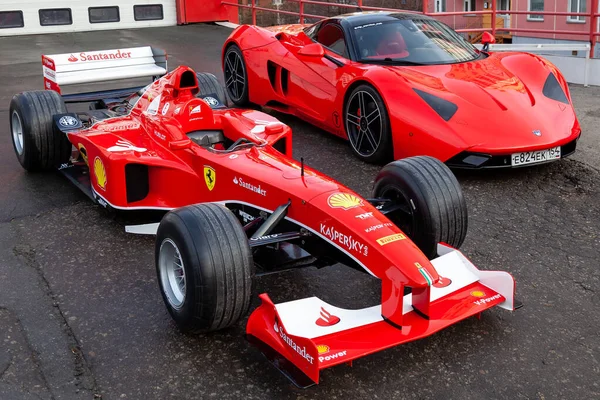 Two red Ferrari racing sports cars for Formula 1 and Marrusia B1 — Stock Photo, Image