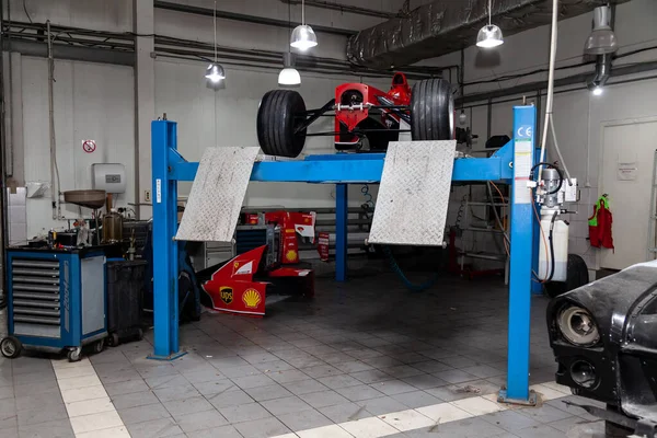 El proceso de reparación y restauración de un Ferrari rojo Fórmula 1 c — Foto de Stock