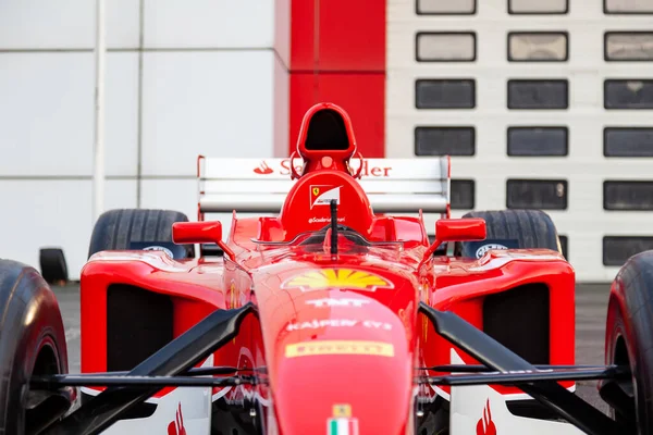 Red Ferrari carros esportivos de corrida para a Fórmula 1 na rua perto — Fotografia de Stock