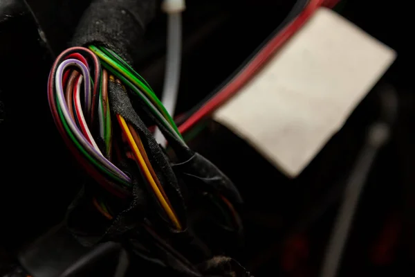 Cable ancho grande con alambres rojos y verdes multicolores y cono — Foto de Stock