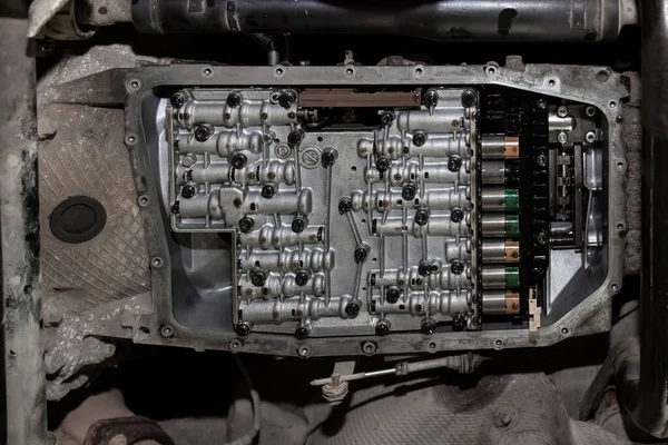 Bottom view of the bottom of the car with the transmission pan r — Stock Photo, Image