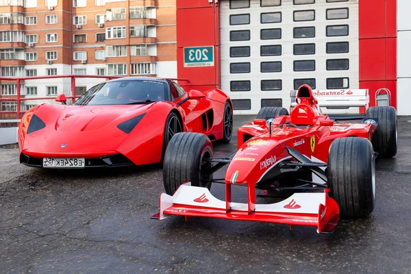 Two red Ferrari racing sports cars for Formula 1 and Marrusia B1 — Stock Photo, Image