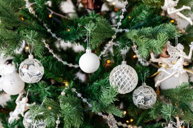 Noel ağacı süslemeleri beyaz renkli toplar ve çelenkler