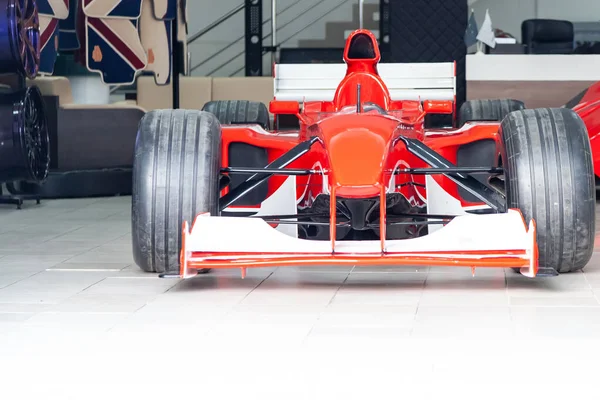 Ferrari rojo carreras de coches deportivos para la Fórmula 1 en el garaje b —  Fotos de Stock