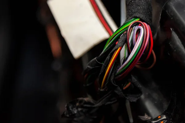 Cable ancho grande con alambres rojos y verdes multicolores y cono — Foto de Stock