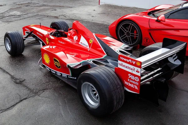 Dois carros esportivos de corrida Ferrari vermelho para Fórmula 1 e Marrusia B1 — Fotografia de Stock