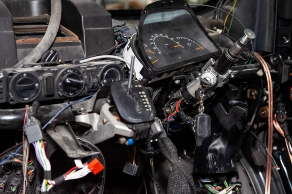 Interior del coche en la parte trasera de una furgoneta con un tablero desmontado — Foto de Stock