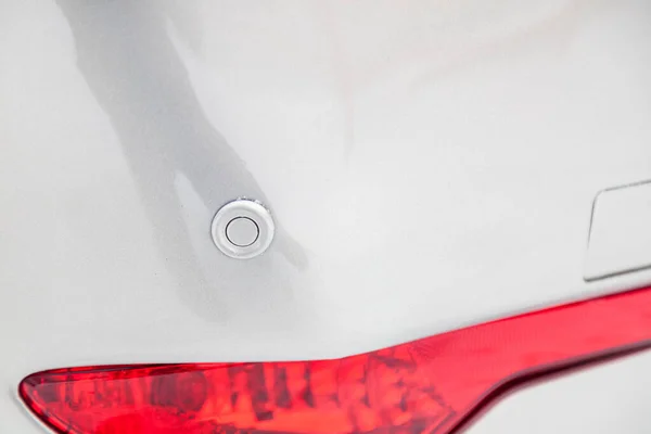 Um sensor de estacionamento cinza no pára-choques de um belo carro underne — Fotografia de Stock