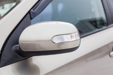 Yan sol aynanın dönüş sinyali tekrarlayıcısı ve w ile yakın çekim