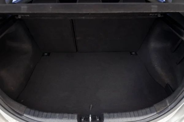 Öppna tomma stammen av en bil SUV närbild efter tvättning och vacuumi — Stockfoto