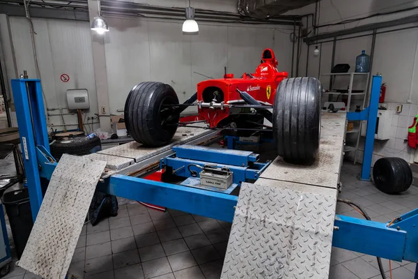 Η διαδικασία της επισκευής και αποκατάστασης ενός κόκκινου Ferrari Formula 1 c — Φωτογραφία Αρχείου