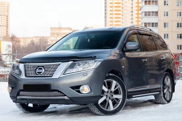 Gri Nissan Pathfinder 2015 yılı koyu siyah inte ile ön görünüm
