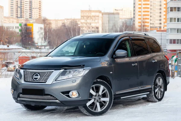 Gri Nissan Pathfinder 2015 yılı koyu siyah inte ile ön görünüm