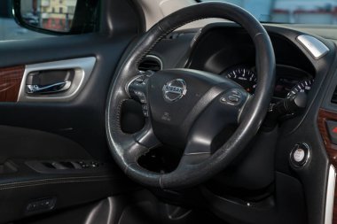 Gösterge paneli ile Nissan Pathfinder 2015 'in içini göster, c