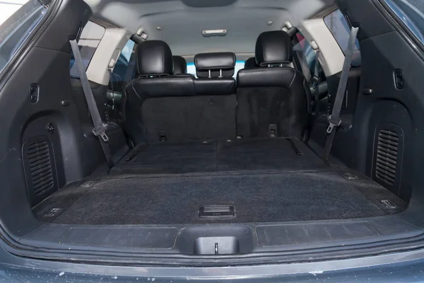 Blick ins Innere des nissan pathfinder 2015 mit Kofferraum und Lasche — Stockfoto