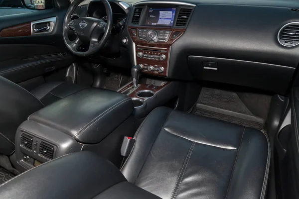 Vista al interior del Nissan Pathfinder 2015 con salpicadero, c —  Fotos de Stock