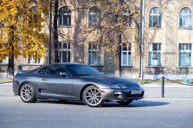 Toyota Supra 'nın arka koltuğunda çok nadir bulunan bir Japon spor arabası.