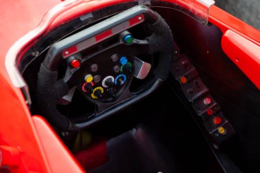 Şehir yarışında kırmızı spor araba kullanan bir sürücü.