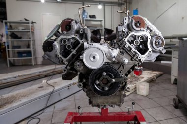Kullanılan v8 motoru bir vincin üzerine monte edildi.
