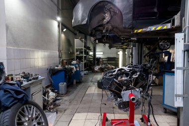 Bir vinç üzerine monte edilmiş yedek kullanılmış motor,