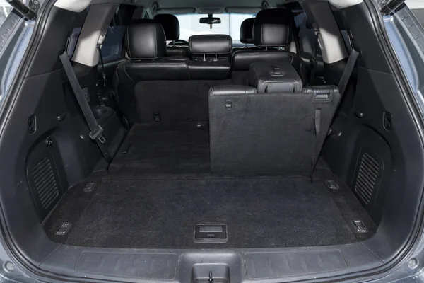Espaço para bagagem no corpo do porta-malas do carro SUV com traseira aberta do — Fotografia de Stock