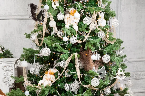 Χριστουγεννιάτικο δέντρο διακοσμήσεις παιχνιδιών από μπάλες λευκό χρώμα και γιρλάντες — Φωτογραφία Αρχείου