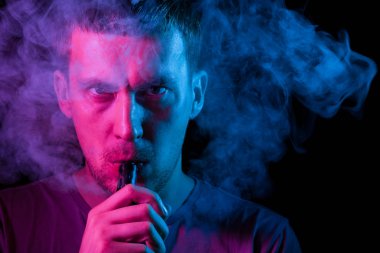 Bir adam elinde tutan ve elektronik sigara zekâ üzerinde sürükler