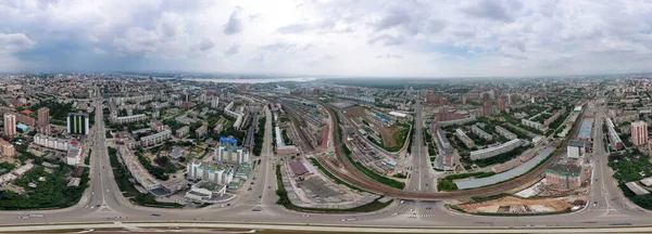 Вид на місто з трафіком, вулицями та будівлями з — стокове фото