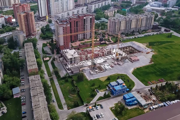 Vista aérea do canteiro de obras de um edifício em indust — Fotografia de Stock